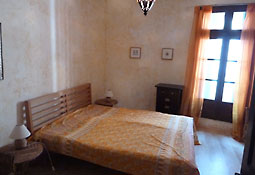 Schlafzimmer mit Doppelbett in der 1. Etage