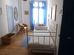 Schlafzimmer mit Einzelbett in der 1. Etage